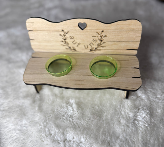 Rustikale Schnapserlbank „Auf uns“ – inkl 2 Schnapsbechern