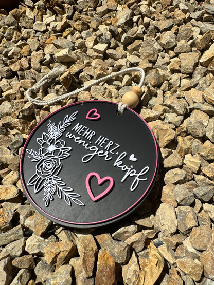 Mehr Herz. Weniger Kopf. – Dekoschild | Modernes Wandbild aus PLA | Handmade by Fräulein Farbklecks
