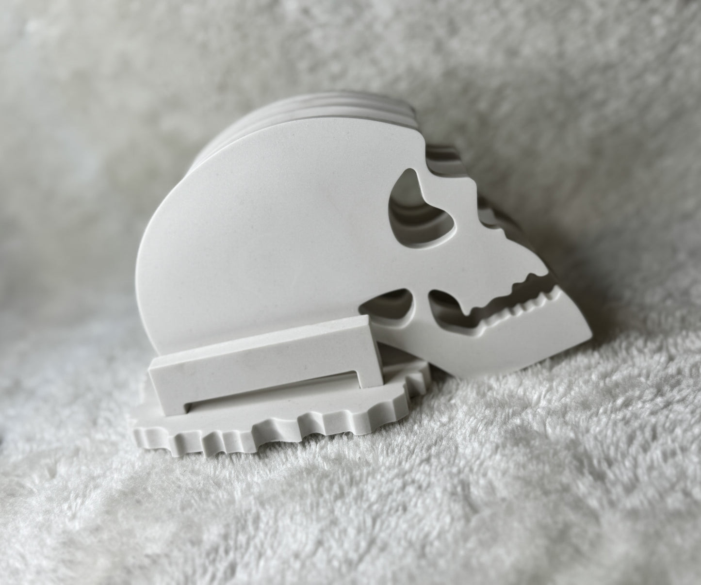 💀☕ Totenkopf-Untersetzer-Set (4er-Set mit Ständer)